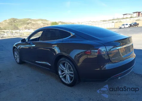 2013 Tesla Model S из США, поврежденный, VIN 5YJSA1CN0DFP11465